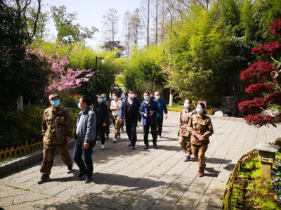 援襄医疗队参观习家池景区