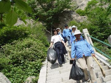 景区“最美担当”日巡山路23公里