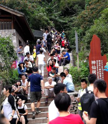 浙江:神仙居错峰导流 数万游客无滞留