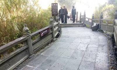 云南某景区一游客不小心坠河.