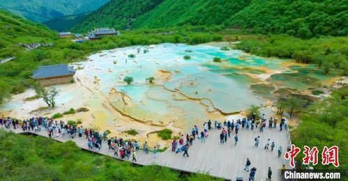 四川黄龙景区单日游客接待量达到最大承载量2.5万人次