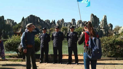 安徽游客拾金不昧 在石林景区传递正能量