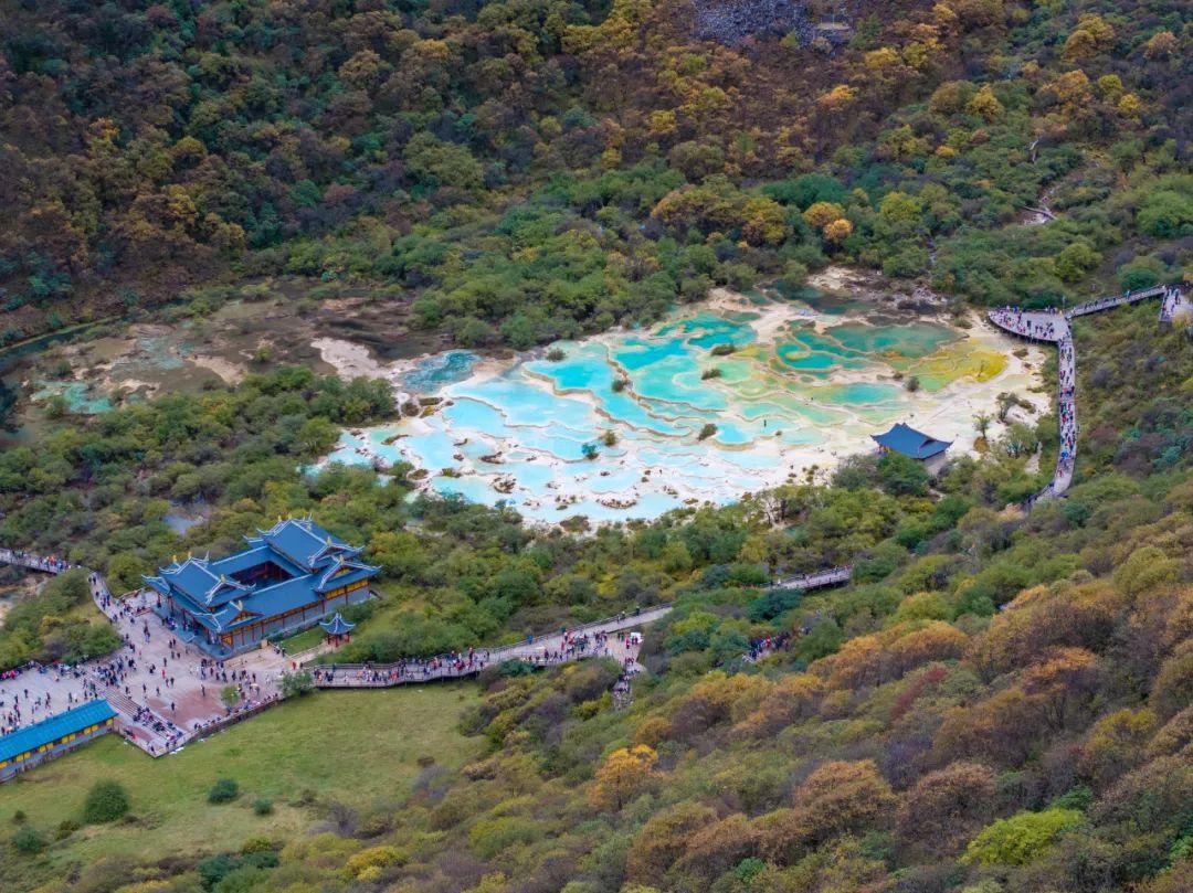 国内景区客流高位运行 黄龙创纪录与黄果树饱和现象探析